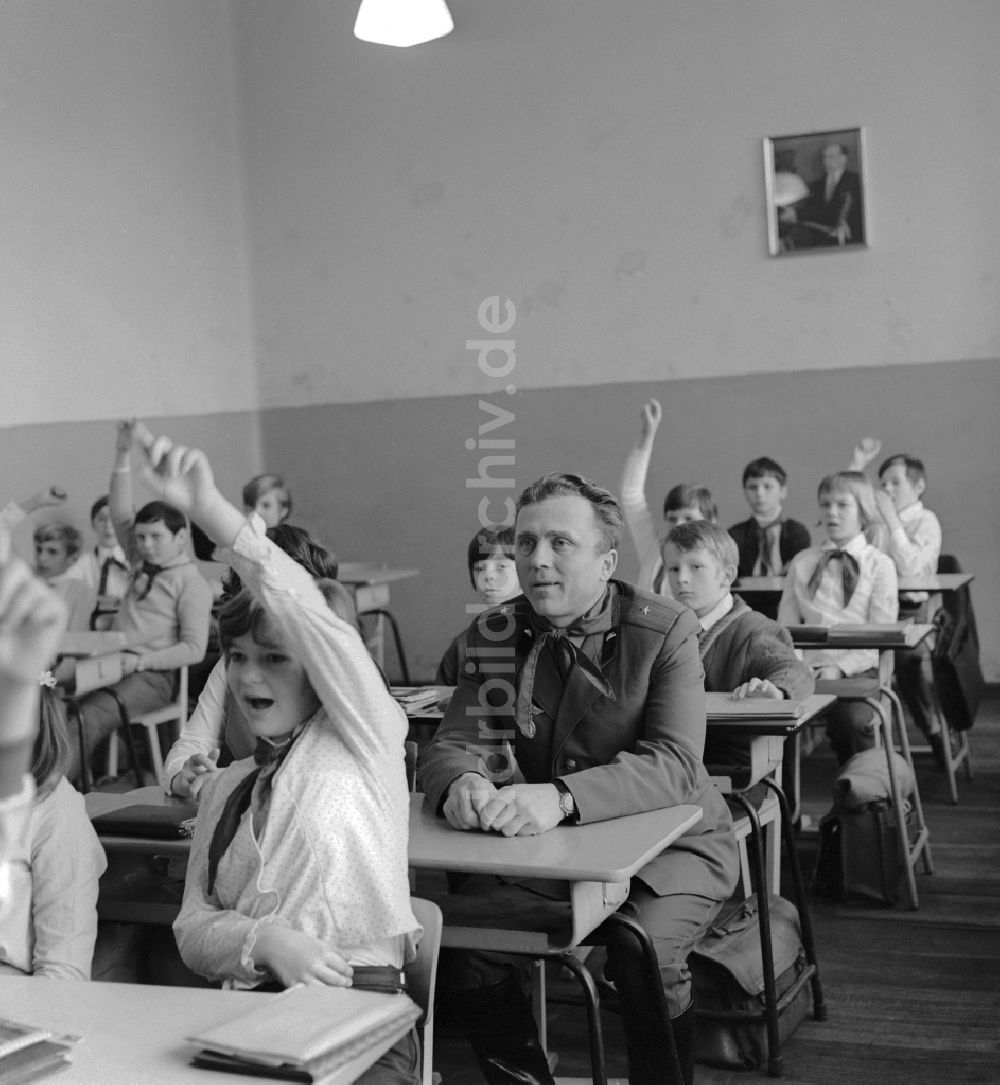 DDR-Bildarchiv: Berlin - Ein sowjetischer Soldat besucht Pioniere einer Klasse der Unterstufe in Berlin