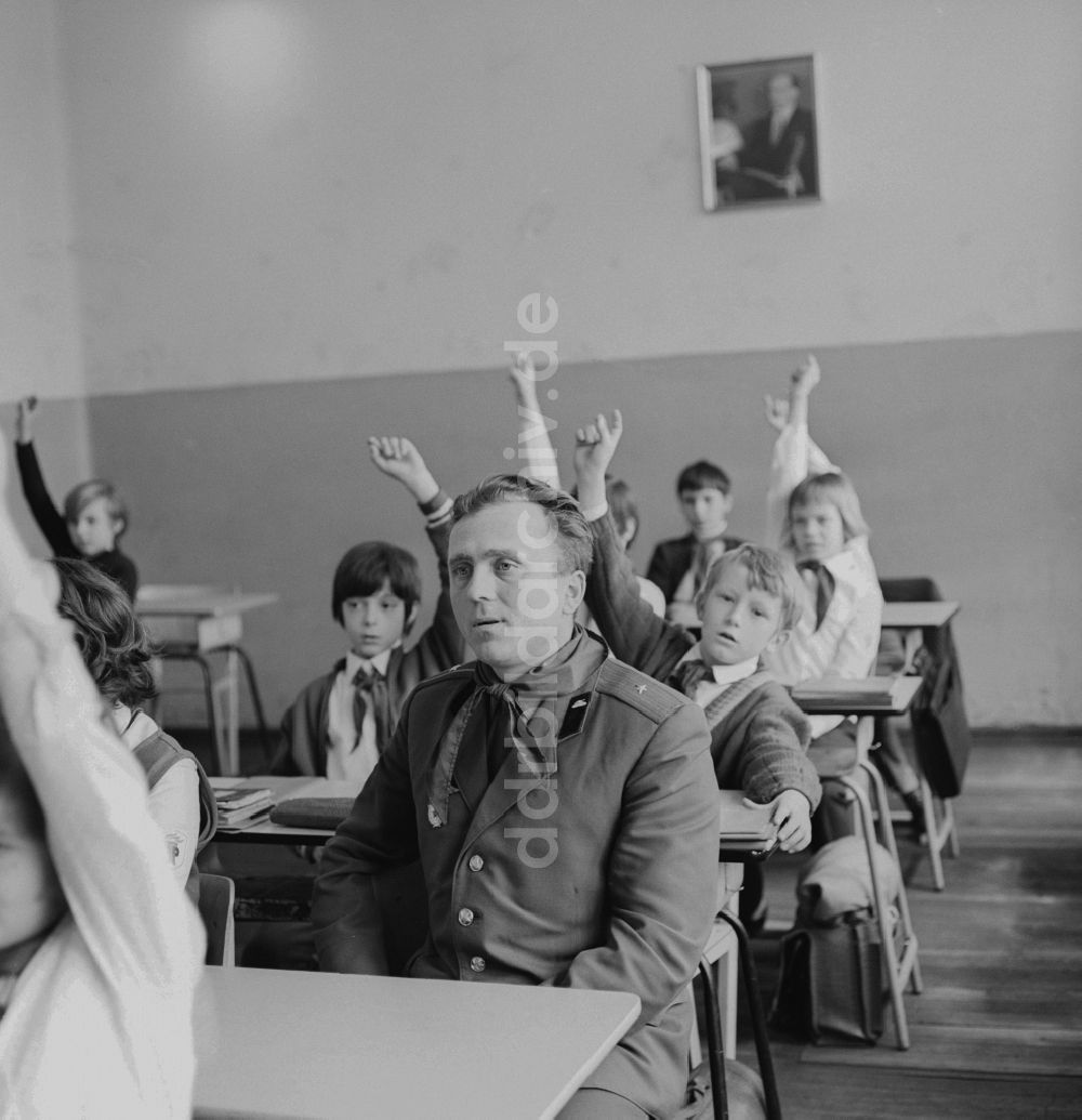 DDR-Fotoarchiv: Berlin - Ein sowjetischer Soldat besucht Pioniere einer Klasse der Unterstufe in Berlin
