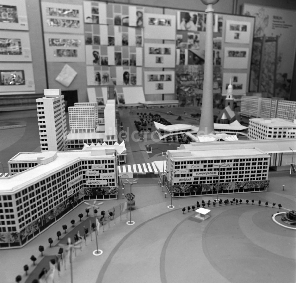 Berlin: Ein Stadtmodell des Alexanderplatzes in Berlin in der DDR