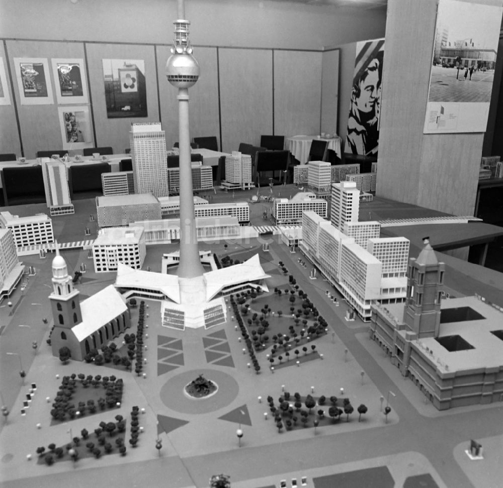DDR-Fotoarchiv: Berlin - Ein Stadtmodell des Alexanderplatzes in Berlin in der DDR