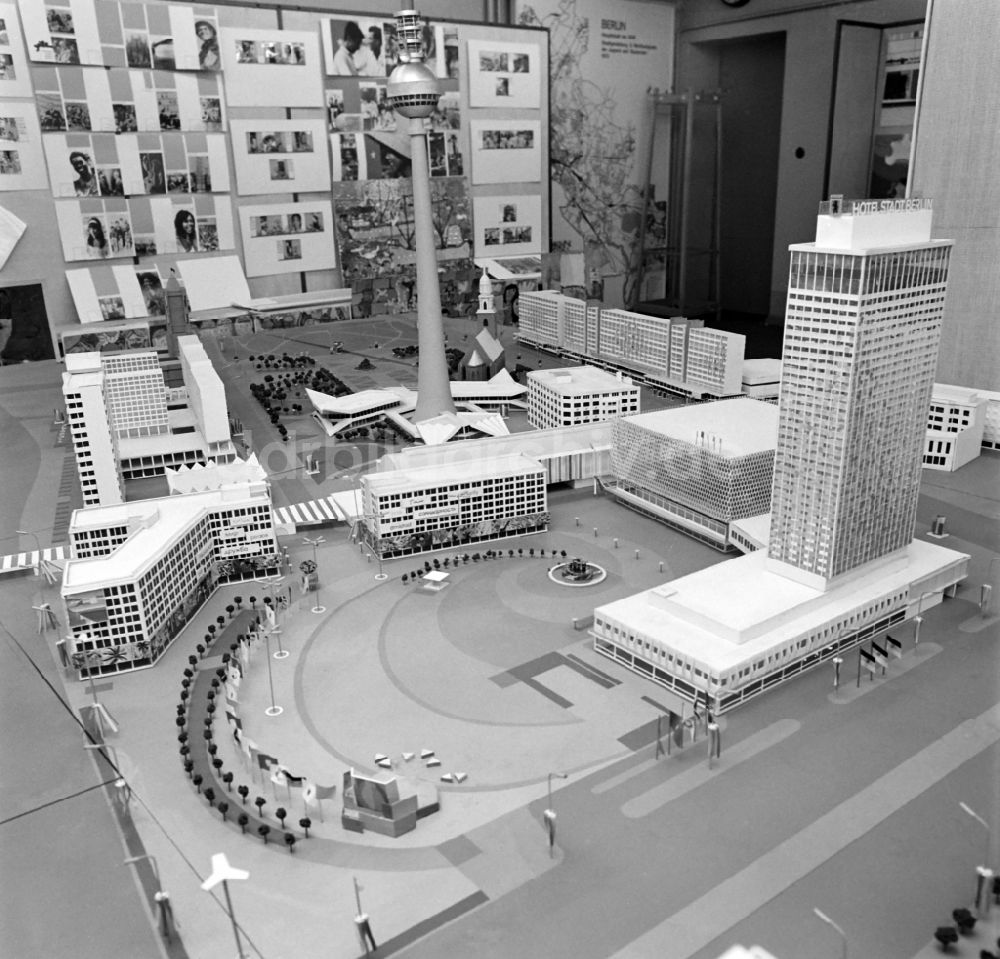 DDR-Bildarchiv: Berlin - Ein Stadtmodell des Alexanderplatzes in Berlin in der DDR