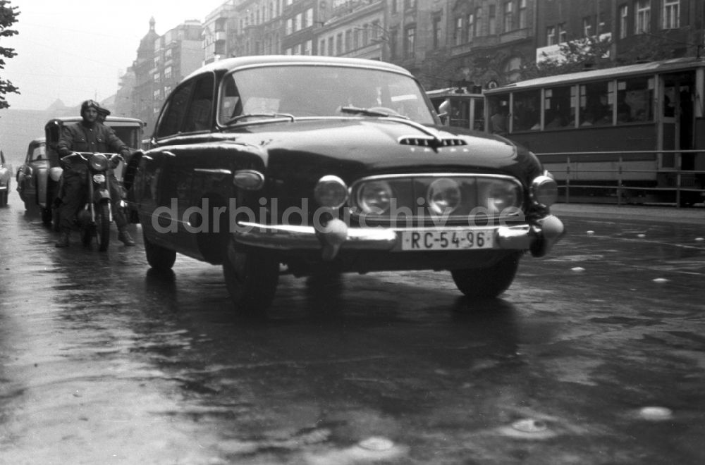 DDR-Fotoarchiv: Berlin - Mitte - Ein TATRA 603 der ersten Serie auf einer Berliner Strasse 