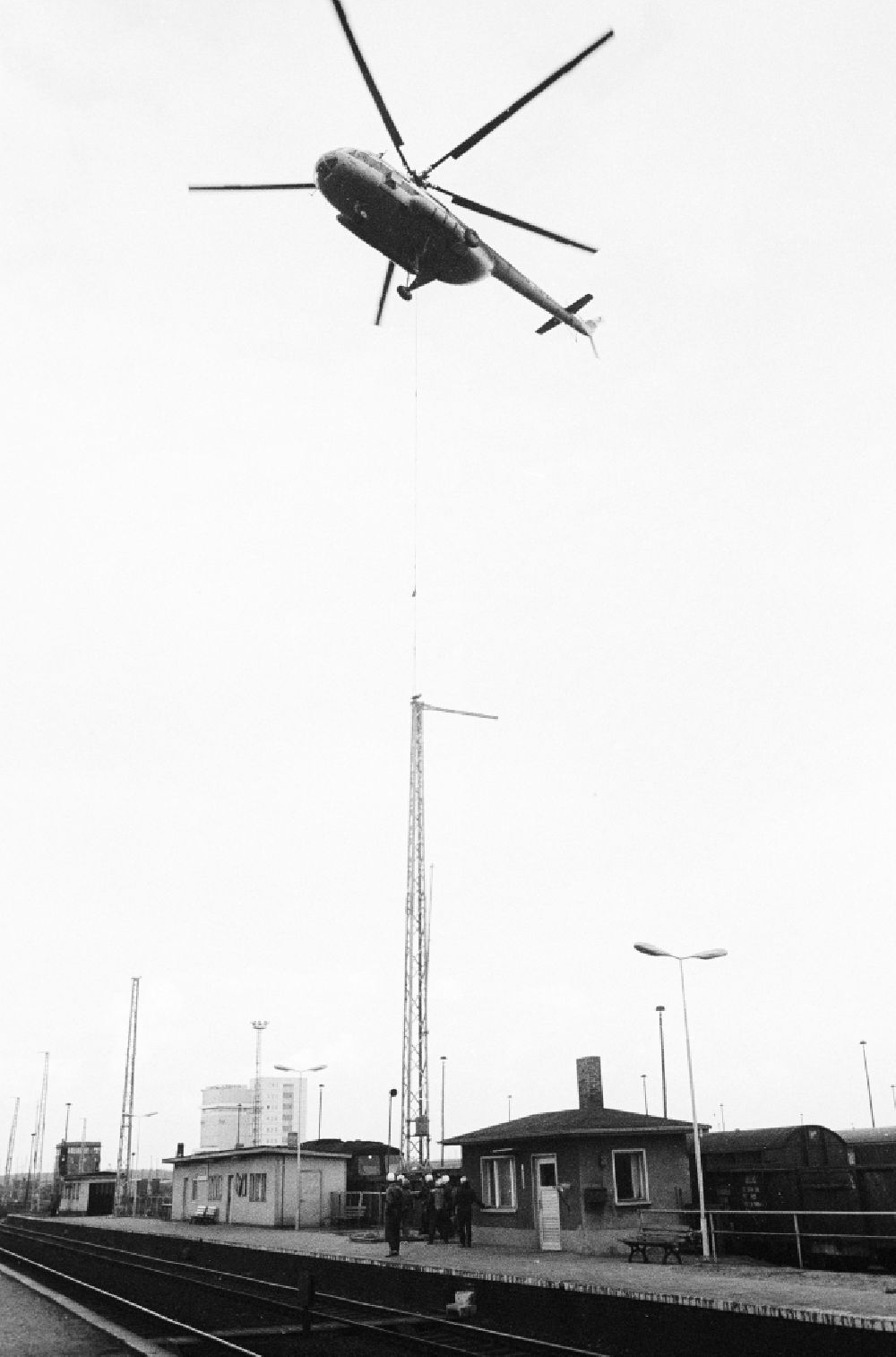 DDR-Bildarchiv: Seddiner See - Ein Transporthubschrauber vom Typ Mi8 transportiert einen Fahrleitungsmasten zum Bahnhof Seddin in Seddiner See in Brandenburg in der DDR