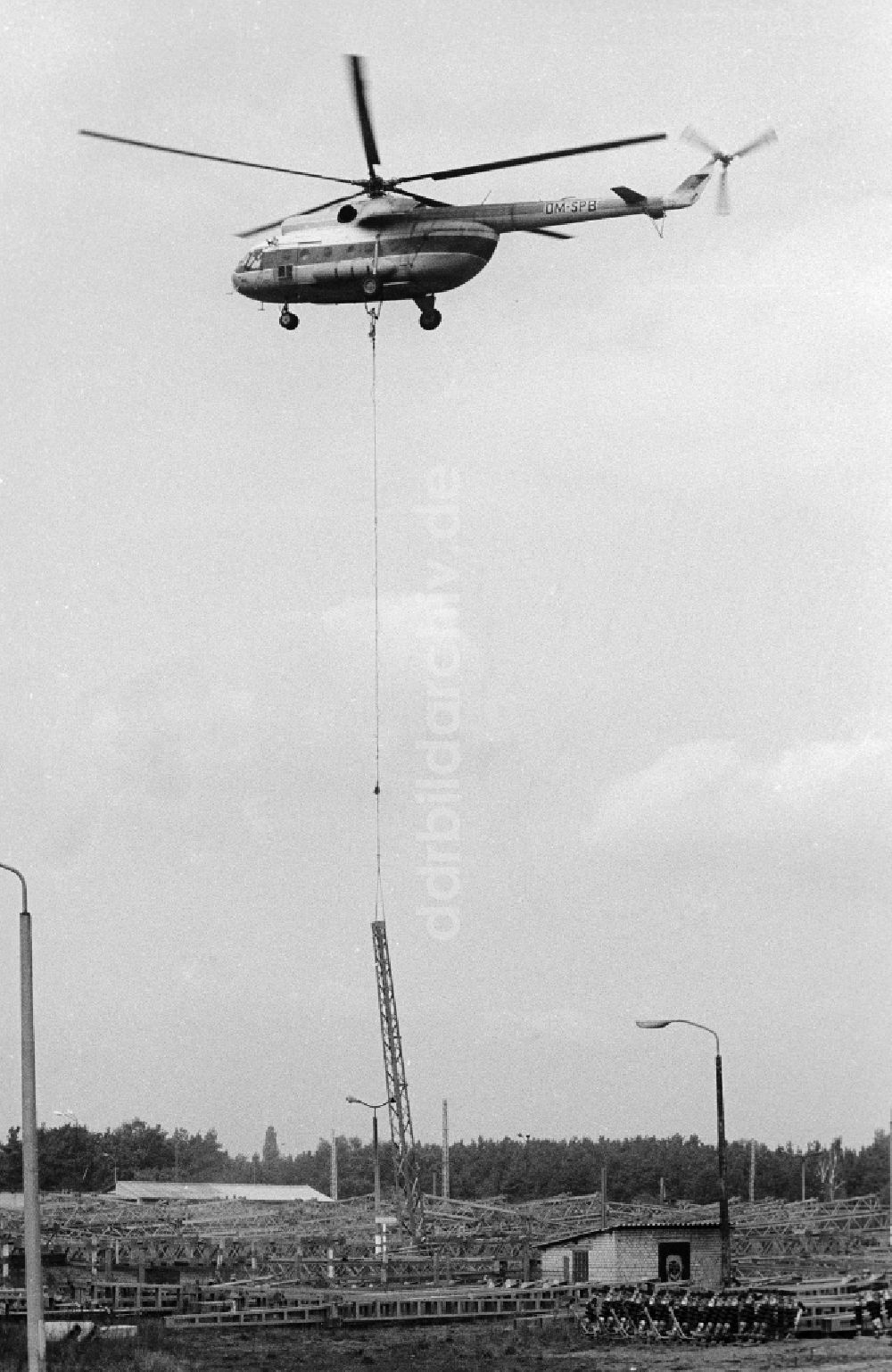 DDR-Fotoarchiv: Seddiner See - Ein Transporthubschrauber vom Typ Mi8 transportiert einen Fahrleitungsmasten zum Bahnhof Seddin in Seddiner See in Brandenburg in der DDR