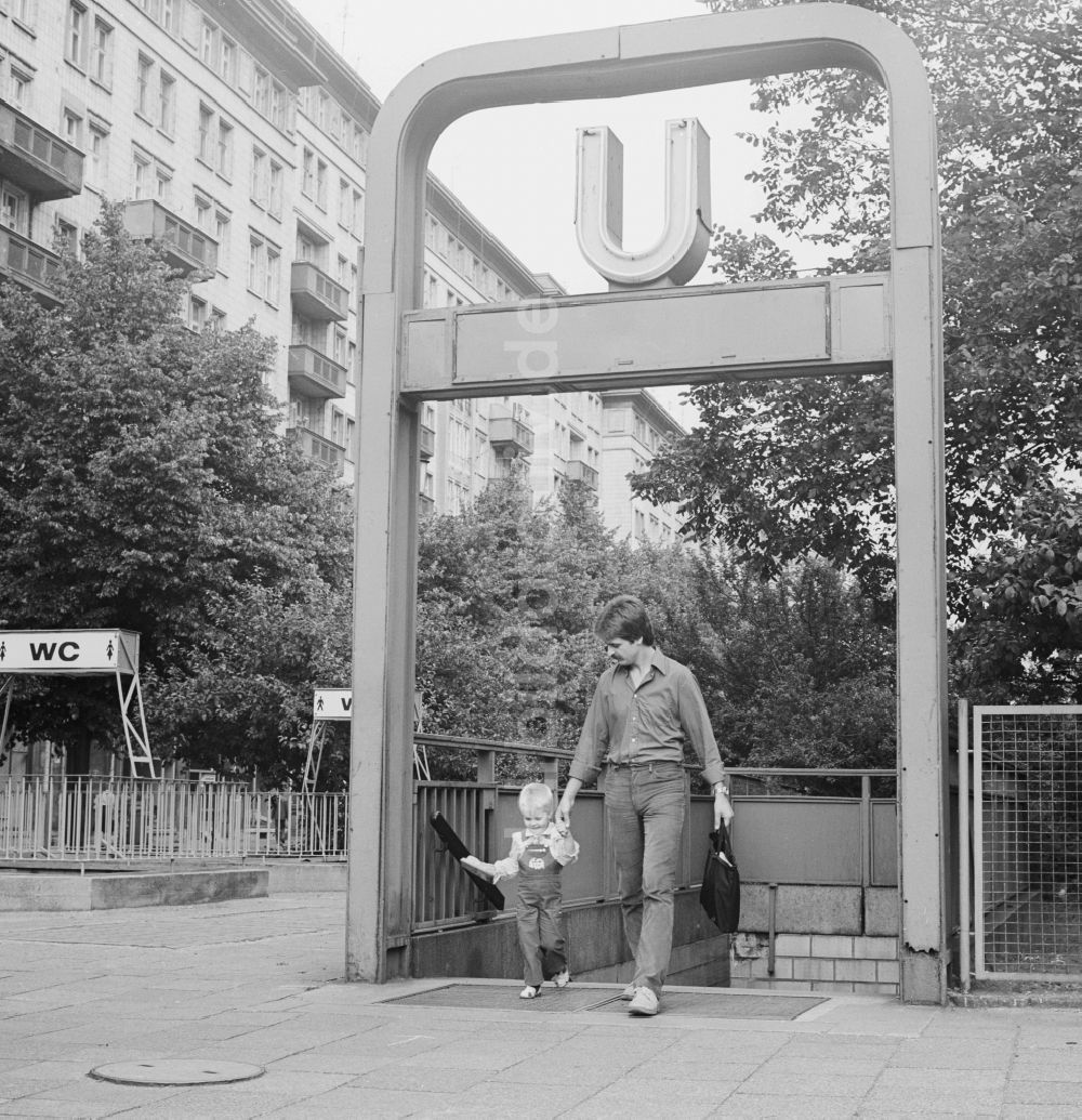 DDR-Fotoarchiv: Berlin - Ein Vater kommt mit seinem Kind die Treppe am U Bahnhof Straußberger Platz hoch, in Berlin, der ehemaligen Hauptstadt der DDR, Deutsche Demokratische Republik