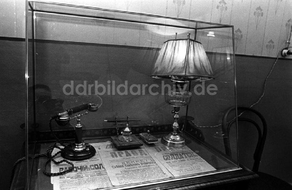 DDR-Fotoarchiv: Leningrad - Ein Zimmer in Smolny, wo hat W. I. Lenin gewohnt.