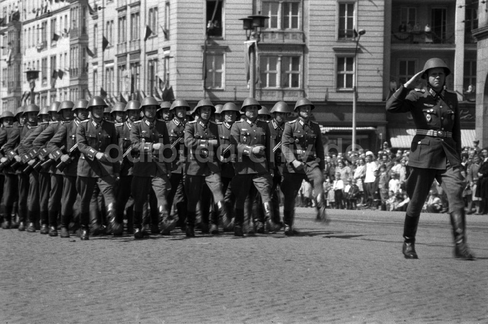 Magdeburg: Eine Abordnung der Landstreitkräfte der NVA bei der Parade zum 01.Mai in Magdeburg