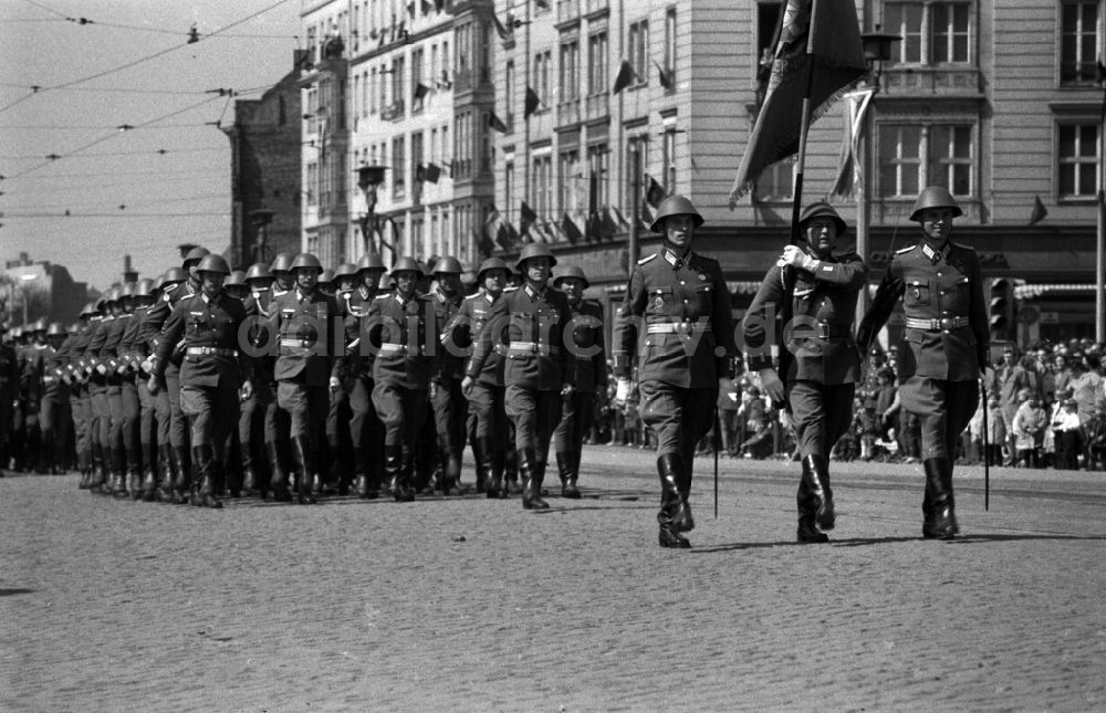 DDR-Bildarchiv: Magdeburg - Eine Abordnung der Landstreitkräfte der NVA bei der Parade zum 01.Mai in Magdeburg