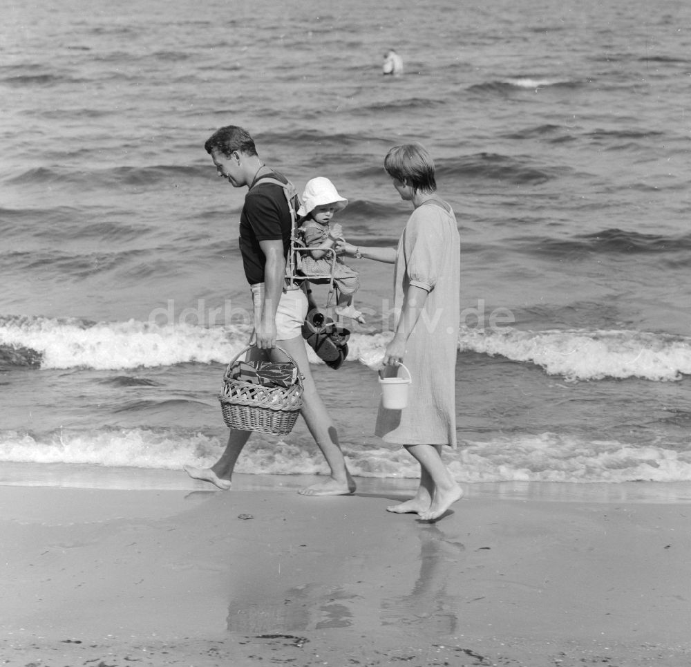 DDR-Fotoarchiv: Ückeritz - Eine Familie am Strand der Ostsee in Ückeritz in Mecklenburg-Vorpommern in der DDR