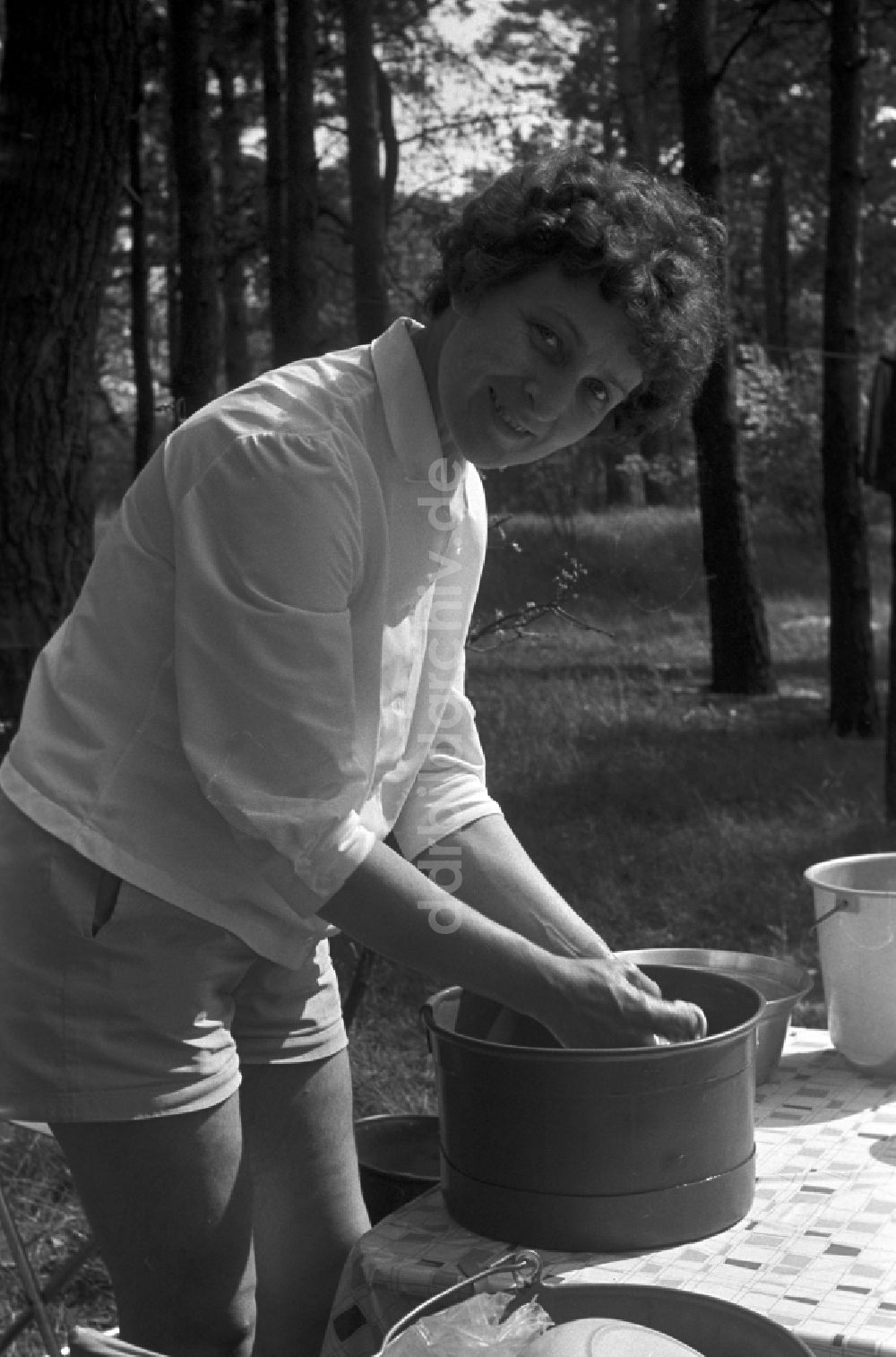 Neuruppin OT Stendenitz: Eine Frau beim abwaschen in einem Eimer in Brandenburg