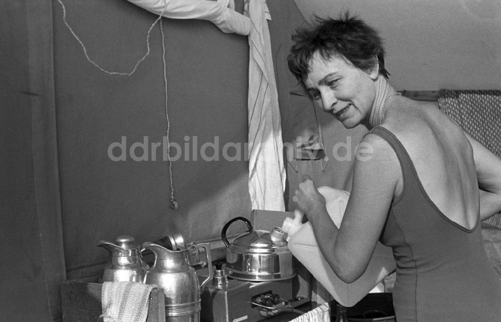 DDR-Bildarchiv: Neuruppin OT Stendenitz - Eine Frau beim kochen auf einem Caminggaskocher in Brandenburg