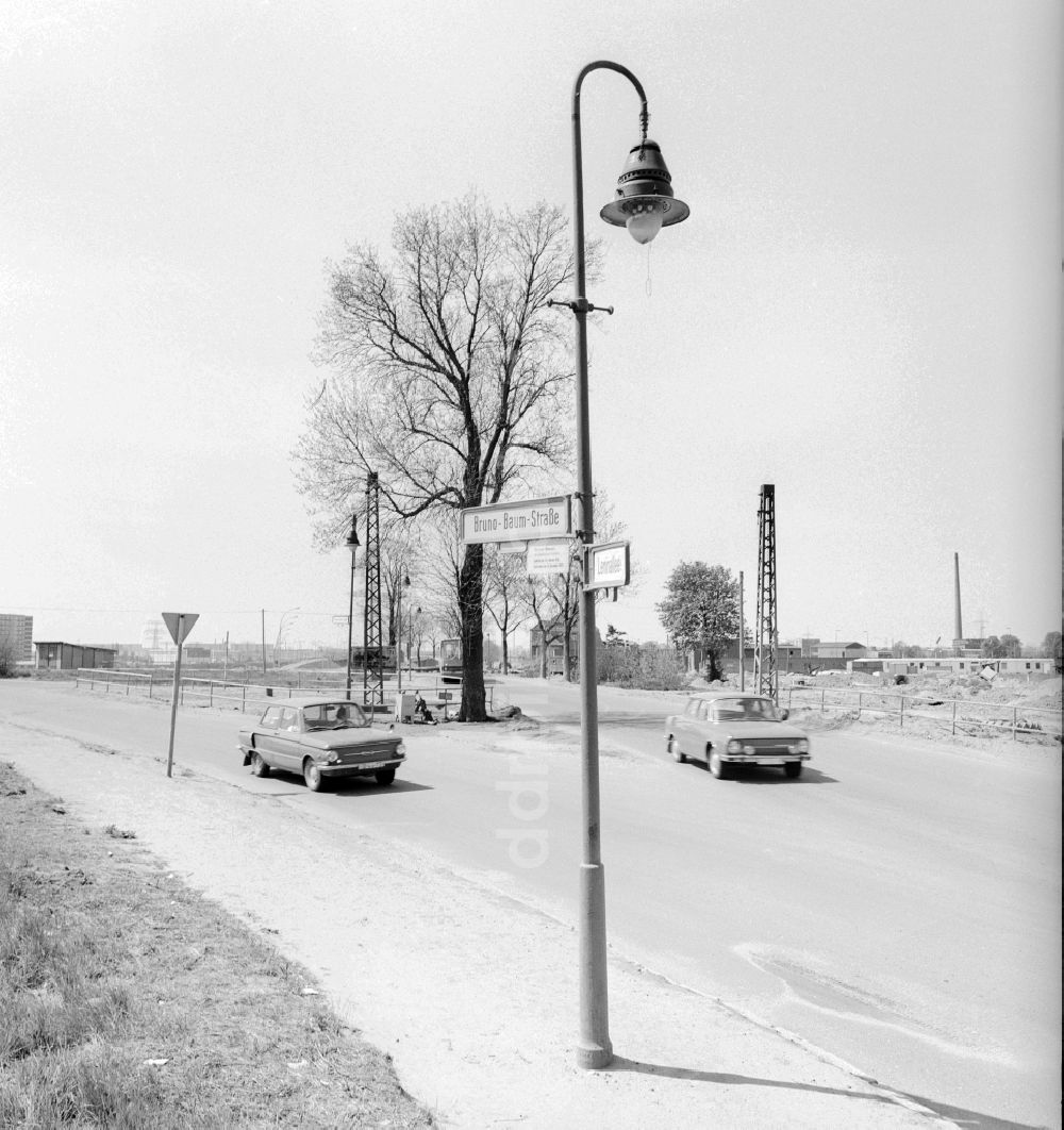 Berlin: Eine Gaslaterne mit Straßennamenschildern an der Leninallee heute Landsberger Allee Ecke Bruno-Baum-Straße in Berlin, der ehemaligen Hauptstadt der DDR, Deutsche Demokratische Republik