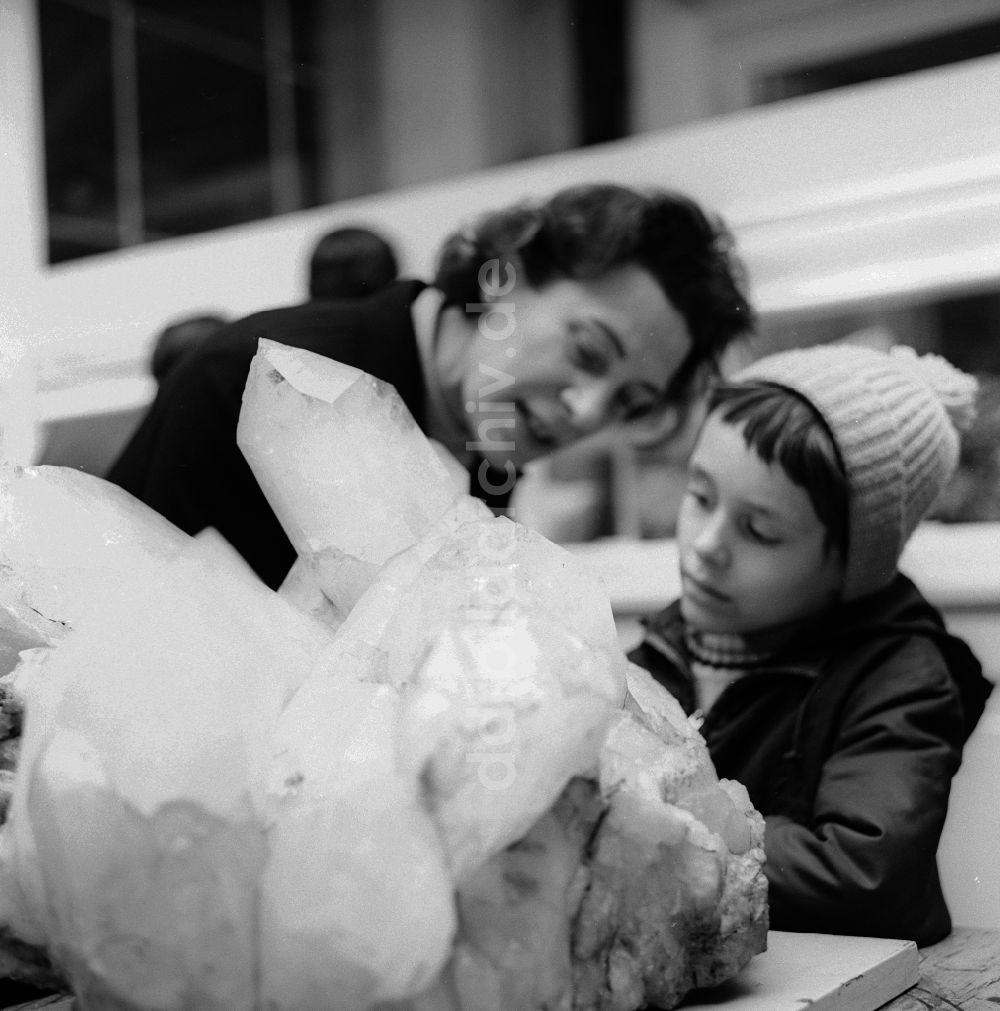 Berlin: Eine Großmutter mit ihrem Enkel bestaunt einen großen Kristall- Mineralstein im Naturkundemuseum in Berlin, der ehemaligen Hauptstadt der DDR, Deutsche Demokratische Republik