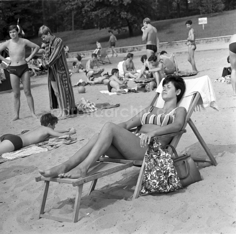 DDR-Fotoarchiv: Berlin - Köpenick - Eine junge Frau liegt in einem Liegestuhl und sonnt sich im Strandbad Müggelsee in Berlin - Köpenick
