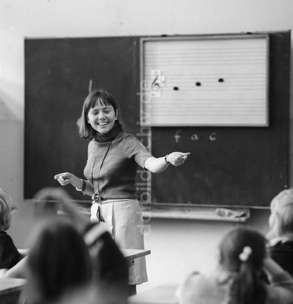 Berlin: Eine Lehrerin steht vor der Klasse und unterrichtet Musik in Berlin