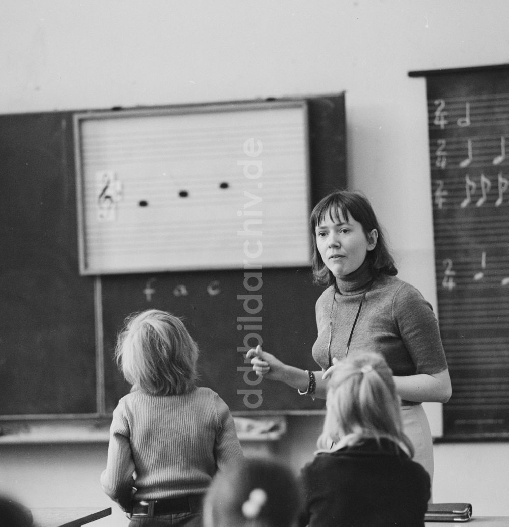 DDR-Bildarchiv: Berlin - Eine Lehrerin steht vor der Klasse und unterrichtet Musik in Berlin
