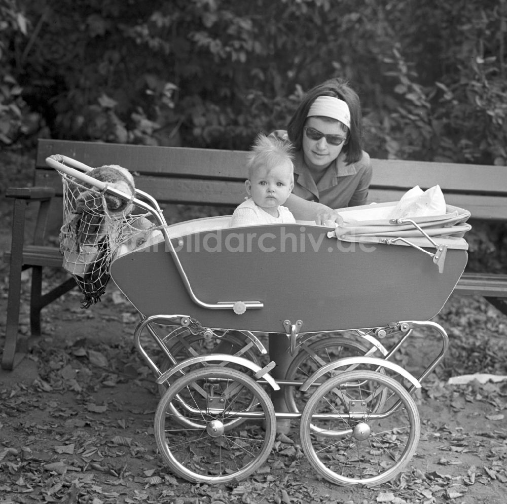 DDR-Bildarchiv: Magdeburg - Eine Mutter mit ihrem Baby im Kinderwagen im Stadtpark von Magdeburg
