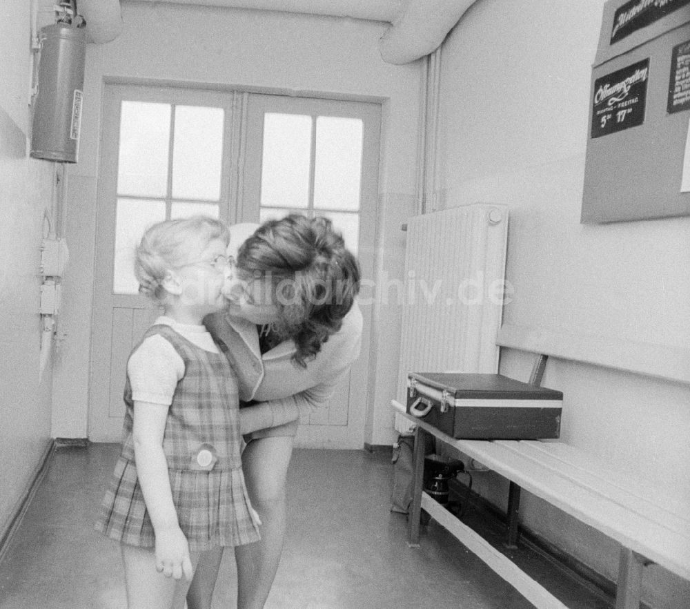 Eberswalde: Eine Mutter verabschiedet sich von ihrem Kind im Kindergarten in Eberswalde in Brandenburg in der DDR