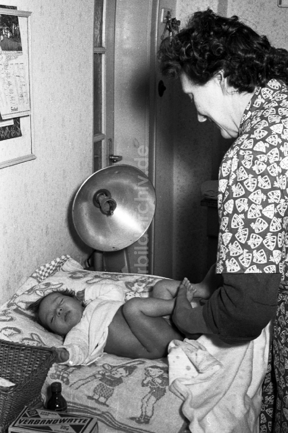 DDR-Bildarchiv: Merseburg - Eine Mutter wickelt ihr Baby in Merseburg in Sachsen-Anhalt in der DDR