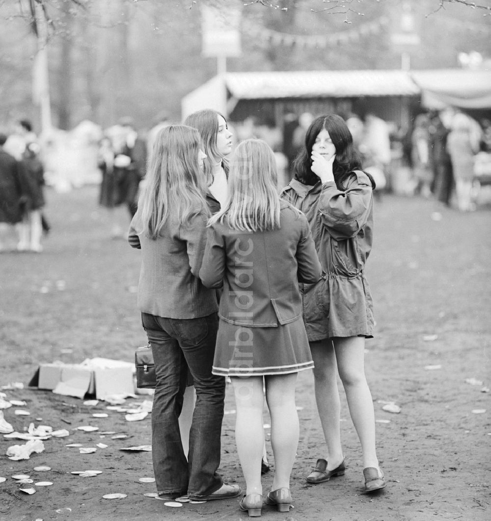 DDR-Bildarchiv: Berlin - Eine paar Jugendliche Mädchen treffen sich in ihrer Freizeit in Berlin, der ehemaligen Hauptstadt der DDR, Deutsche Demokratische Republik
