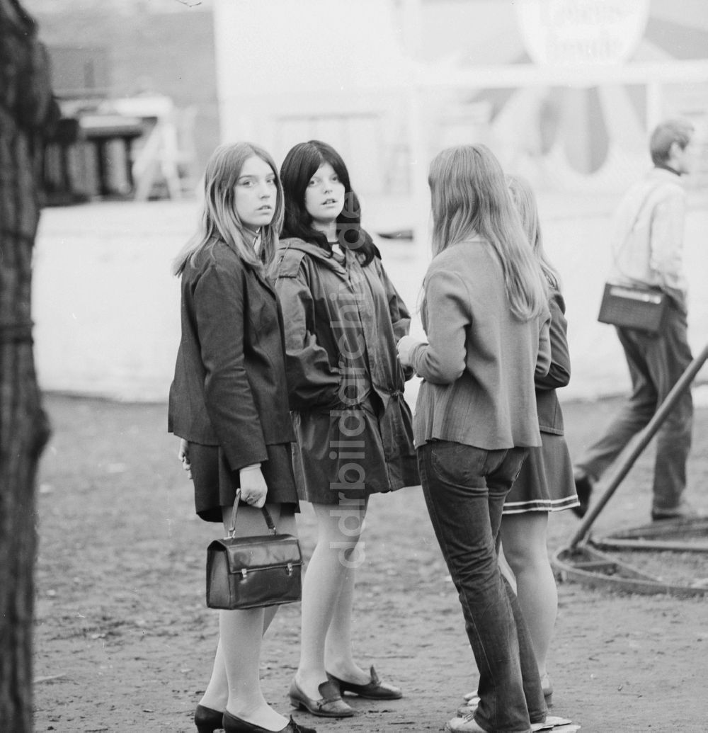DDR-Fotoarchiv: Berlin - Eine paar Jugendliche Mädchen treffen sich in ihrer Freizeit in Berlin, der ehemaligen Hauptstadt der DDR, Deutsche Demokratische Republik