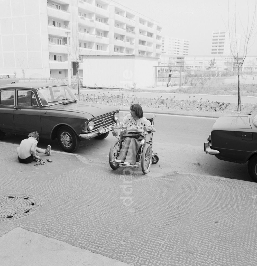 DDR-Fotoarchiv: Berlin - Eine Rollstuhlfahrerin bewegt sich barrierefrei auf der Straße in Berlin- Marzahn