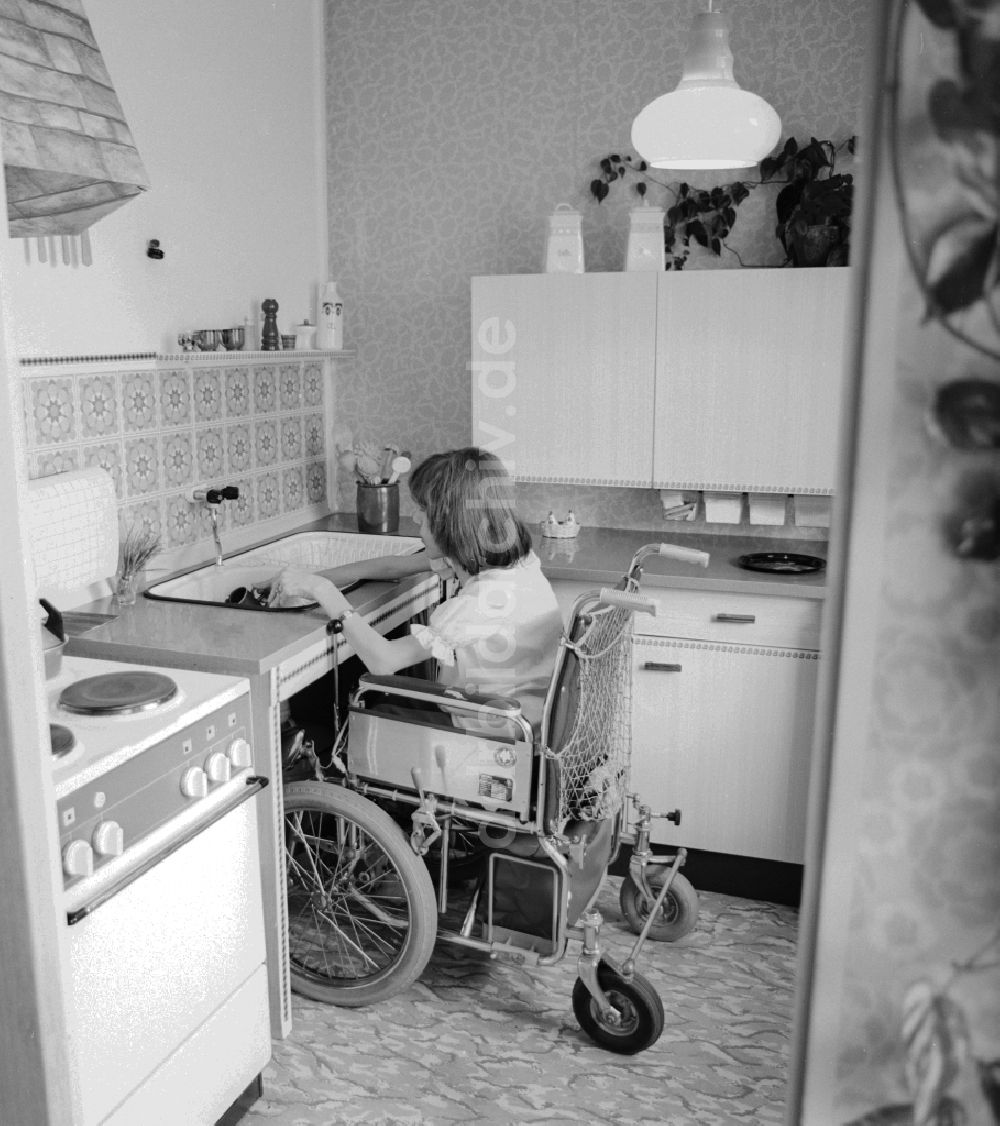 DDR-Bildarchiv: Berlin - Eine Rollstuhlfahrerin in ihrer Wohnung in Berlin