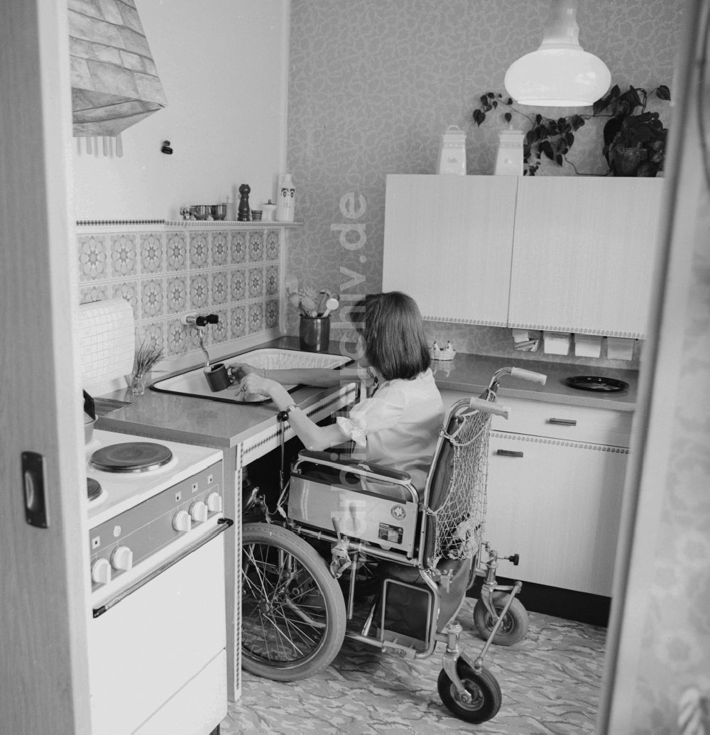DDR-Fotoarchiv: Berlin - Eine Rollstuhlfahrerin in ihrer Wohnung in Berlin