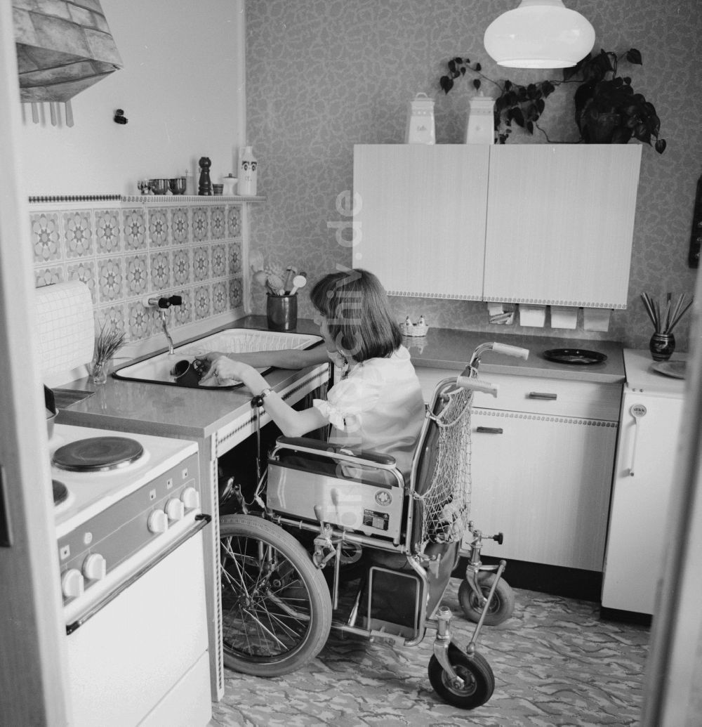 Berlin: Eine Rollstuhlfahrerin in ihrer Wohnung in Berlin