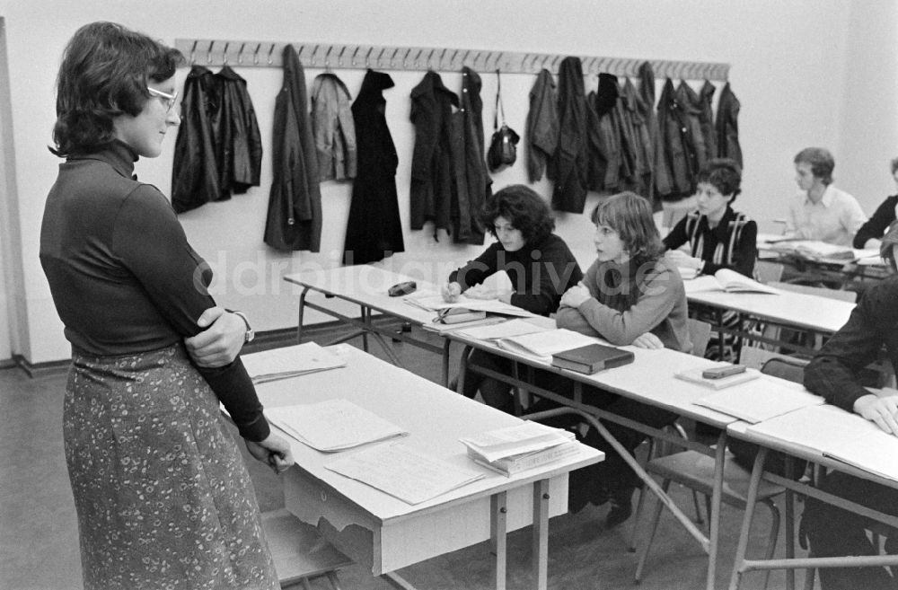 DDR-Fotoarchiv: Berlin - Eine Studentin vor einer Schulklasse in Berlin in der DDR