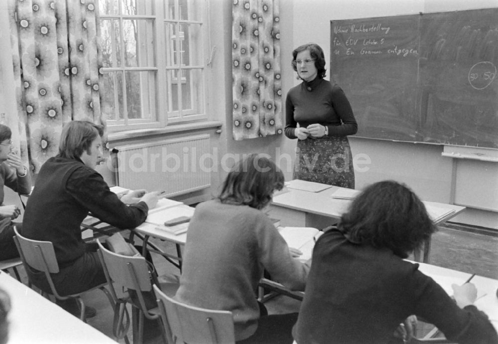 DDR-Bildarchiv: Berlin - Eine Studentin vor einer Schulklasse in Berlin in der DDR