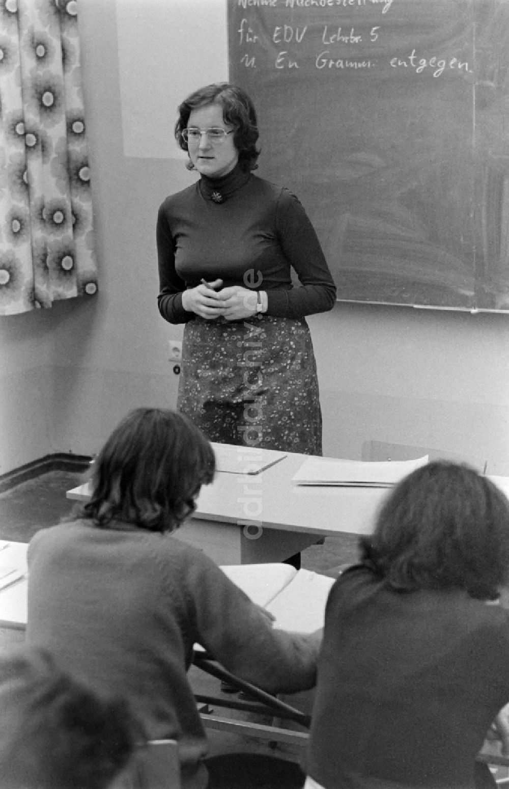 Berlin: Eine Studentin vor einer Schulklasse in Berlin auf dem Gebiet der ehemaligen DDR, Deutsche Demokratische Republik