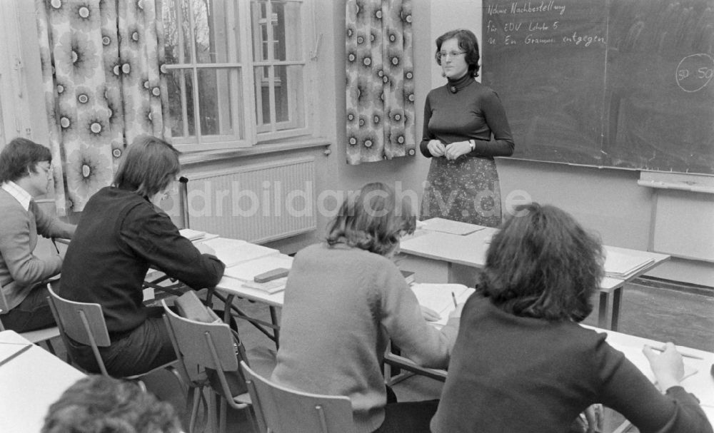 DDR-Fotoarchiv: Berlin - Eine Studentin vor einer Schulklasse in Berlin auf dem Gebiet der ehemaligen DDR, Deutsche Demokratische Republik