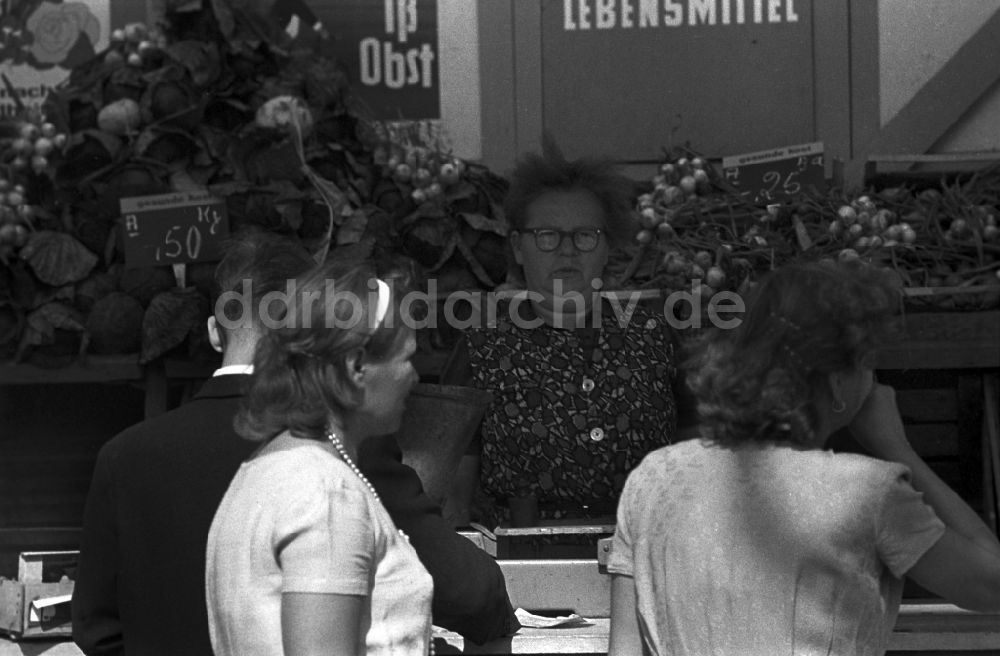 DDR-Bildarchiv: Magdeburg - Eine Verkäuferin mit Kittelschürze an einem Gemüsestand in Magdeburg in Sachsen - Anhalt