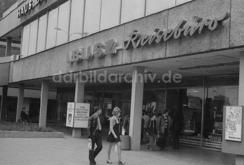 Berlin: Eingang vom Haus der ungarischen Kultur / IBUSZ Reisebüro in Berlin, der ehemaligen Hauptstadt der DDR, Deutsche Demokratische Republik