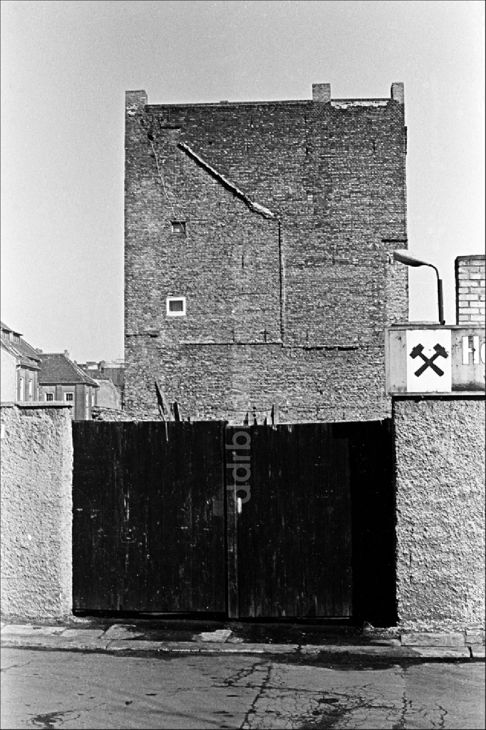Berlin: Eingangsbereich eines Kohlehandels im Ortsteil Mitte in Berlin in der DDR