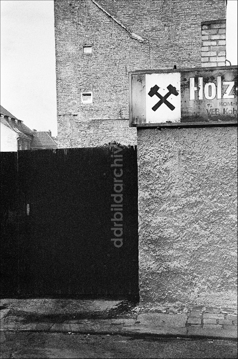 DDR-Bildarchiv: Berlin - Eingangsbereich eines Kohlehandels im Ortsteil Mitte in Berlin in der DDR