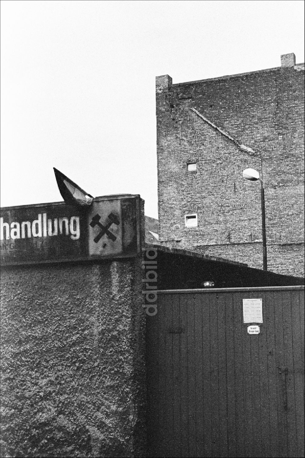 DDR-Fotoarchiv: Berlin - Eingangsbereich eines Kohlehandels im Ortsteil Mitte in Berlin in der DDR