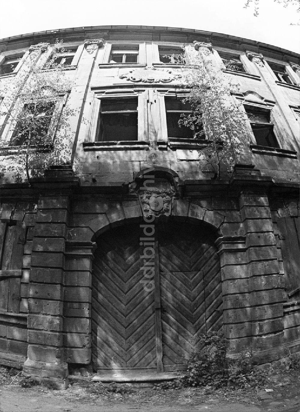 DDR-Fotoarchiv: Halberstadt - Eingangsbereich eines verfallenden Mehrfamilienhaus- Ruine in Halberstadt in Sachsen-Anhalt in der DDR