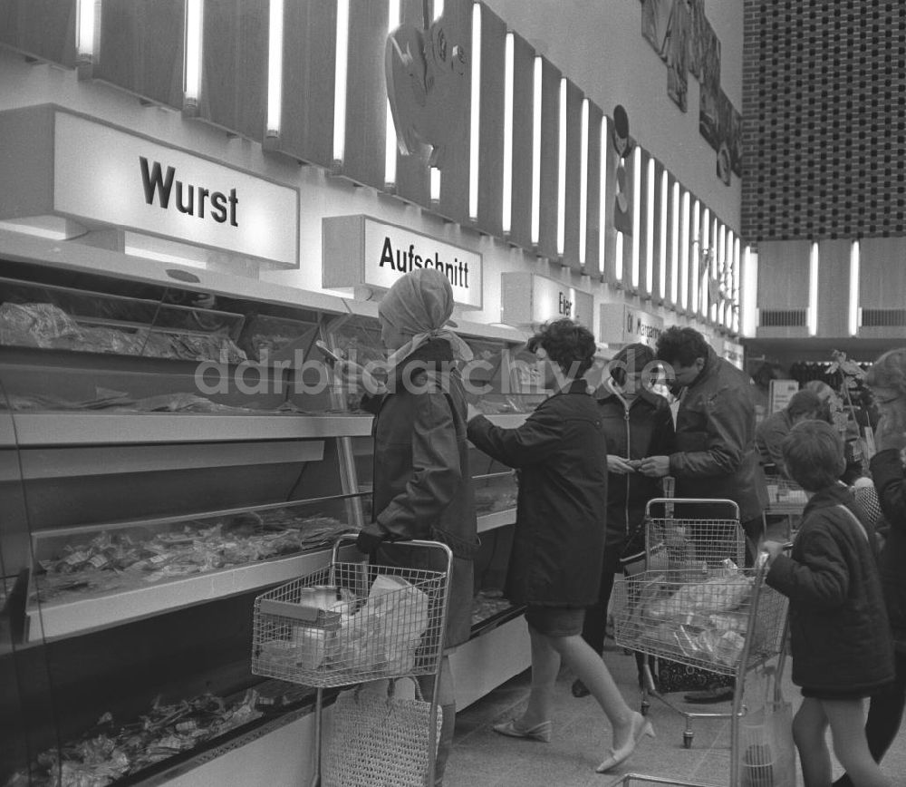 DDR-Bildarchiv: Rostock - Einkauf in einer Kaufhalle in Rostock