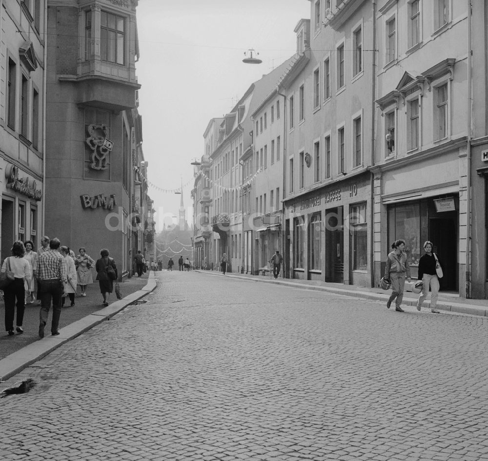 DDR-Bildarchiv: Zittau - Einkaufsstraße mit Geschäften in Zittau in Sachsen in der DDR