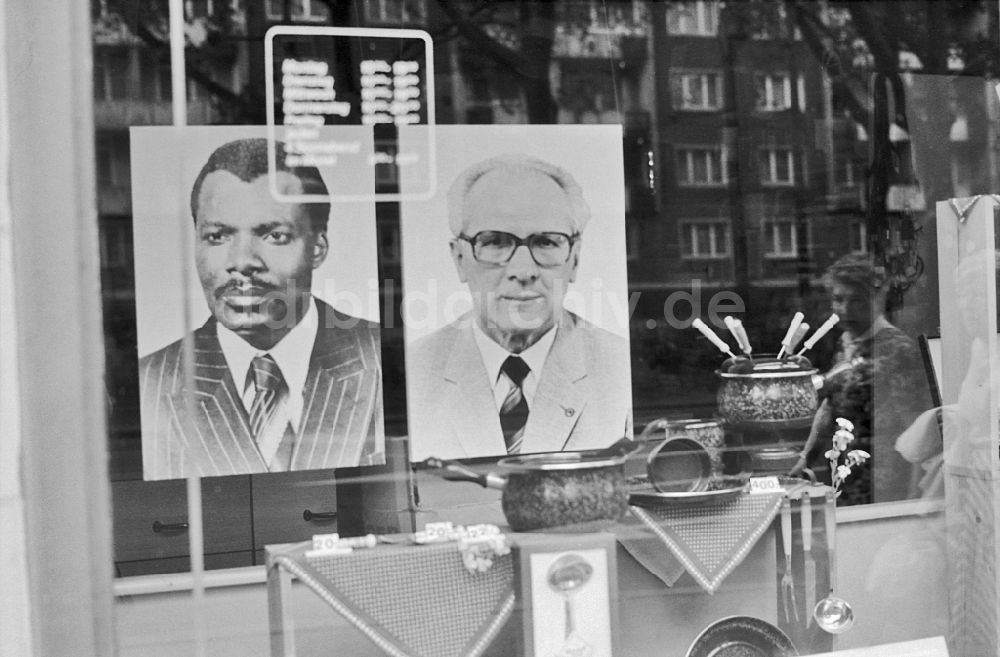 DDR-Fotoarchiv: Berlin - Einkaufsstraße mit Politiker- Plakaten im Schaufenster in Berlin in der DDR