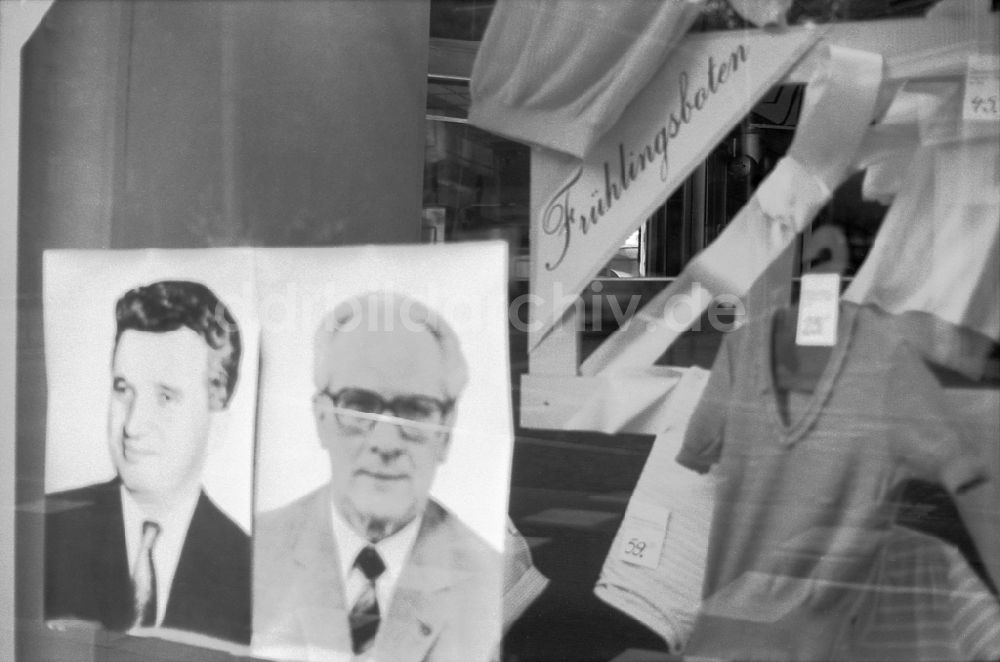 DDR-Bildarchiv: Berlin - Einkaufsstraße mit Politiker- Plakaten im Schaufenster in Berlin in der DDR