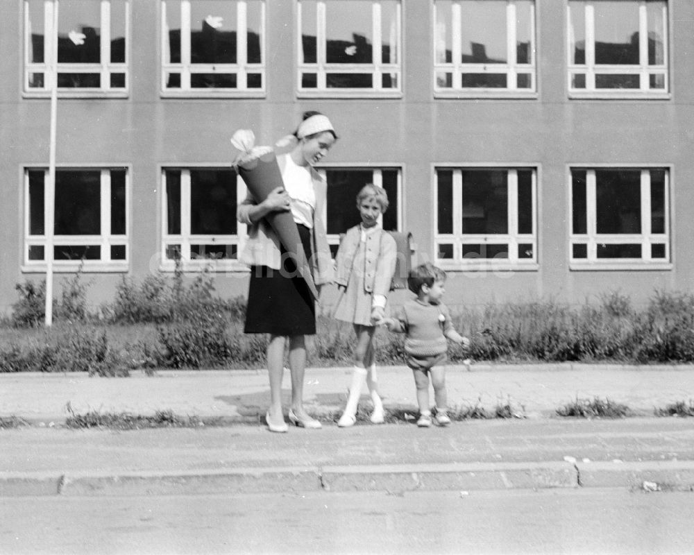 DDR-Bildarchiv: Berlin - Einschulung in Berlin, der ehemaligen Hauptstadt der DDR, Deutsche Demokratische Republik