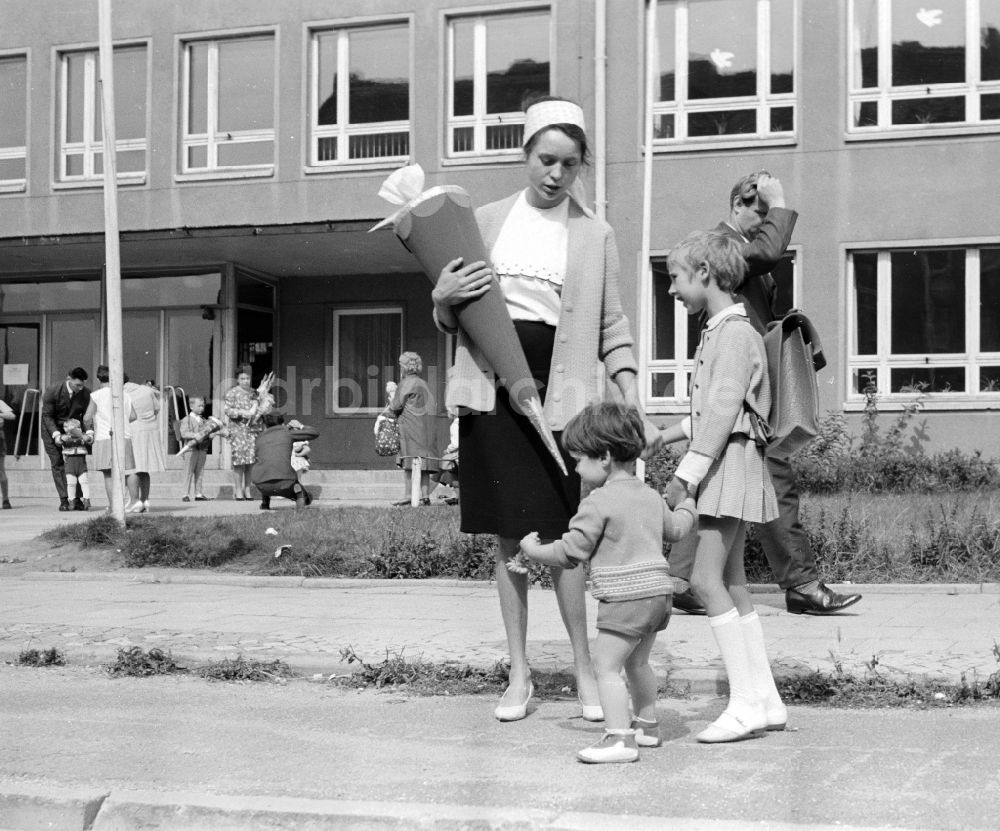 DDR-Fotoarchiv: Berlin - Einschulung in Berlin, der ehemaligen Hauptstadt der DDR, Deutsche Demokratische Republik