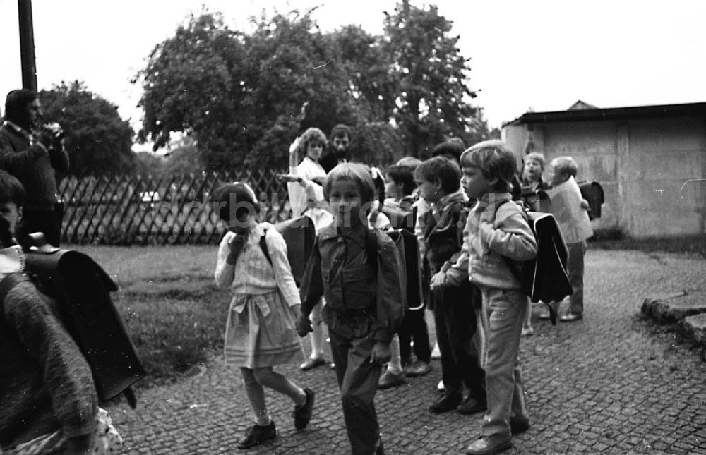 DDR-Bildarchiv: Dresden / Sachsen - Einschulung Martina Jentsch am 28.08.1987