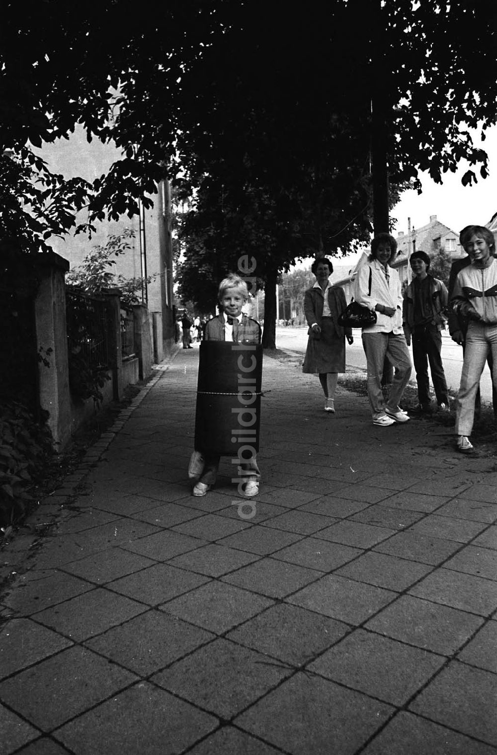 DDR-Fotoarchiv: Dresden / Sachsen - Einschulung Martina Jentsch am 28.08.1987