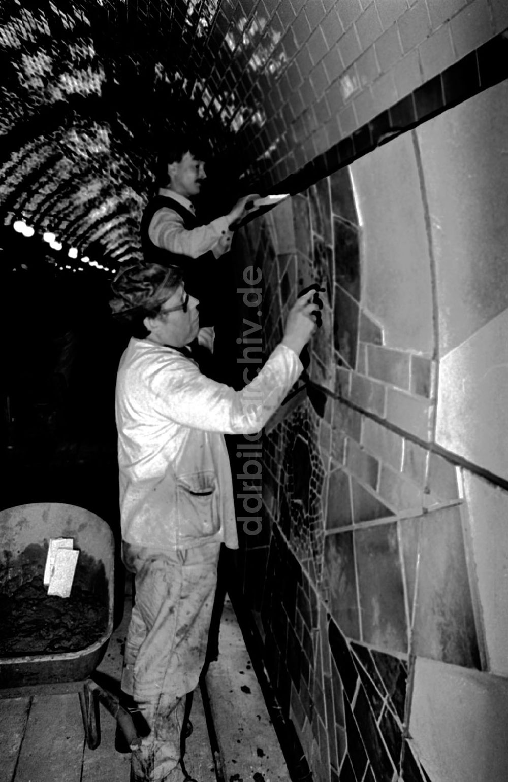 DDR-Fotoarchiv: Berlin-Mitte - Einsetzen von Reliefplatten in die Werbeflächen der Tunnelwände des U-Bhf