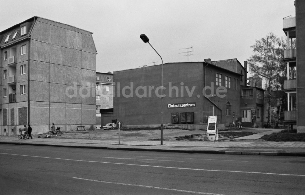 DDR-Fotoarchiv: Zerbst/Anhalt - Einstöckiger, schmuckloser Bau mit einem Schild : Einkaufszentrum, in Zerbst/Anhalt in der DDR