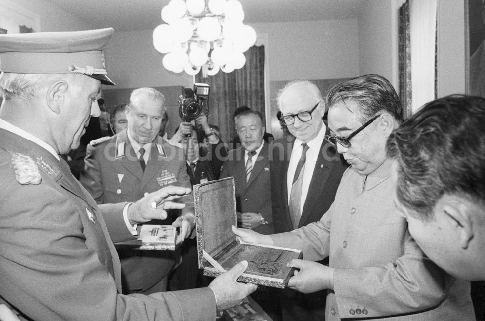 Berlin Mitte: Eintrag des Präsidenten der Demokratische Volksrepublik Korea ( Nordkorea ) Kim Il-sung in das Goldene Buch der Stadt Berlin - Hauptstadt der DDR ( Deutsche Demokratische Republik )